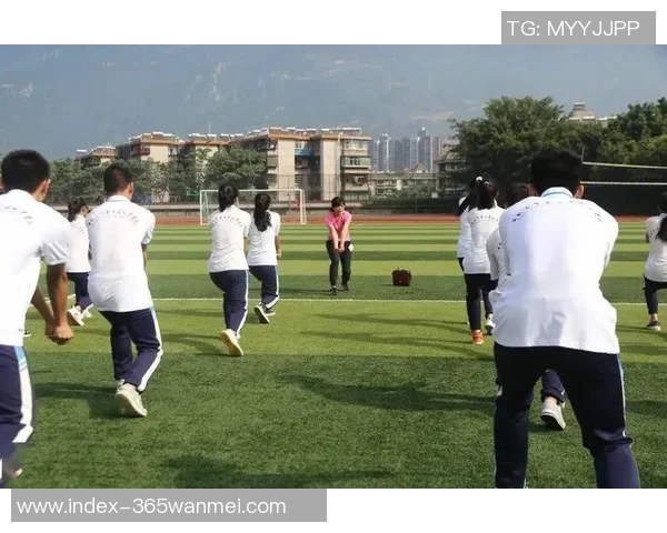 足球垫球技巧与训练方法的详细解析及精彩图片展示